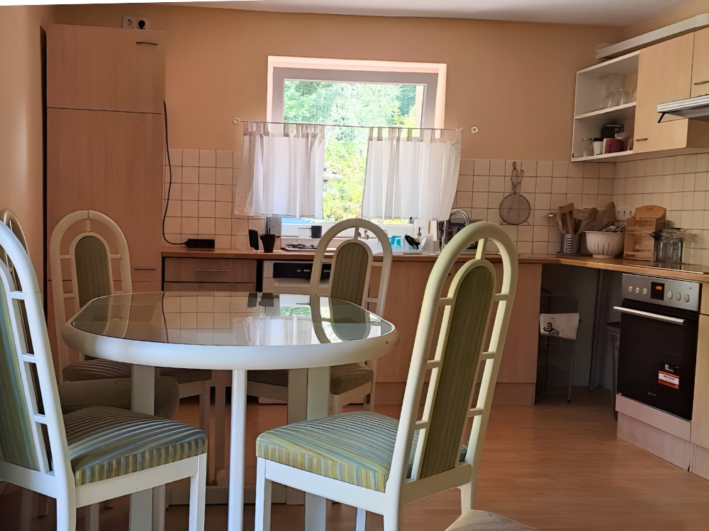 City Hideaways Ferienwohnung Bernstraße 3 Küche mit Essbereich