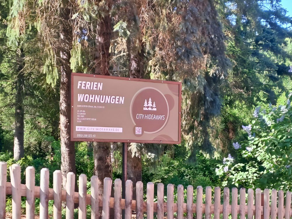 City Hideaways Ferienwohnung Bernstraße Schild