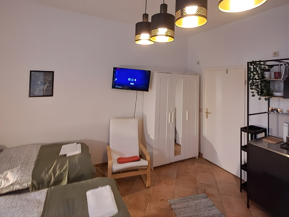 City Hideaways Ferienwohnung Mühle E2 Schlafbereich mit TV