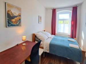 City Hideaways Ferienwohnung Mühle O1 Schlafzimmer mit Schreibtisch