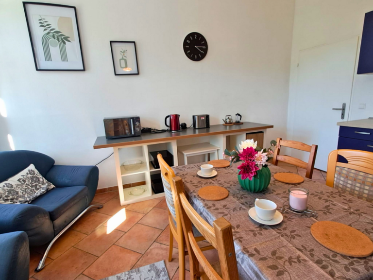 City Hideaways Ferienwohnung Mühle O1 gedeckter Tisch
