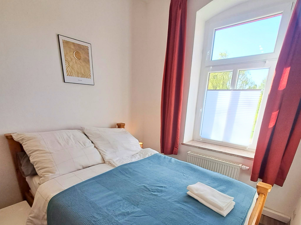 City Hideaways Ferienwohnung Mühle O1 helles Schlafzimmer