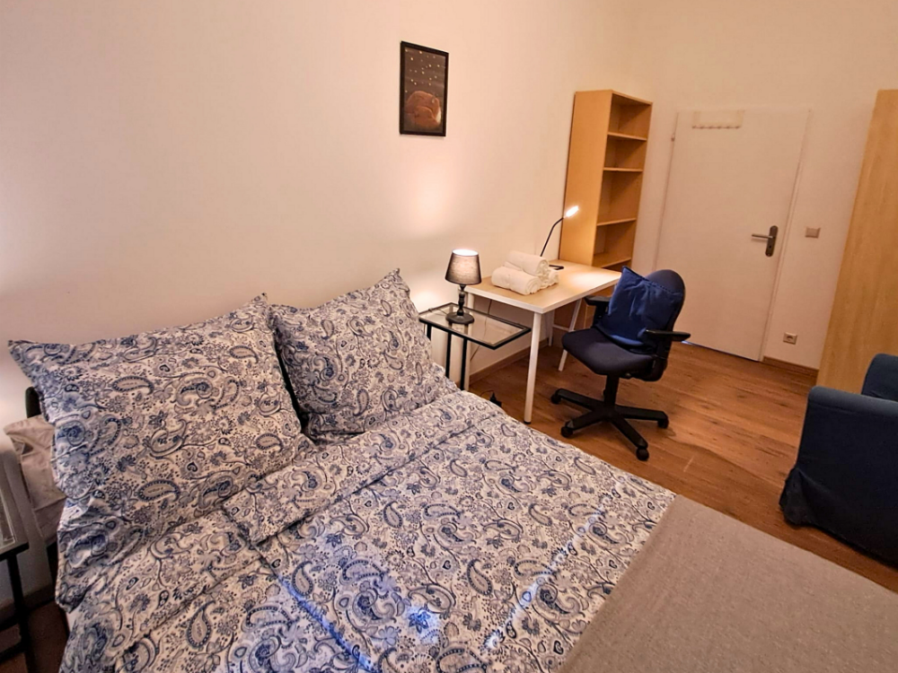 City Hideaways Ferienwohnung Mühle O2 Schlafzimmer mit Schreibtisch