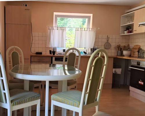 City Hideaways Ferienwohnung Bernstraße 3 Küche mit Essbereich