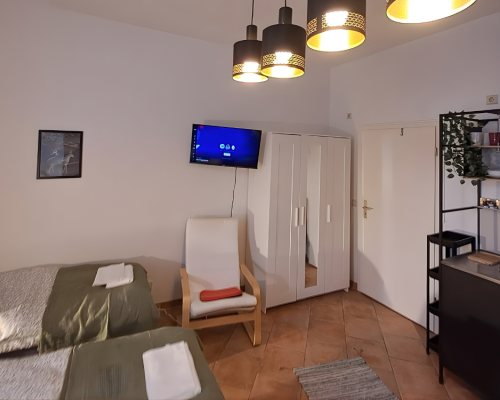 City Hideaways Ferienwohnung Mühle E2 Schlafbereich mit TV
