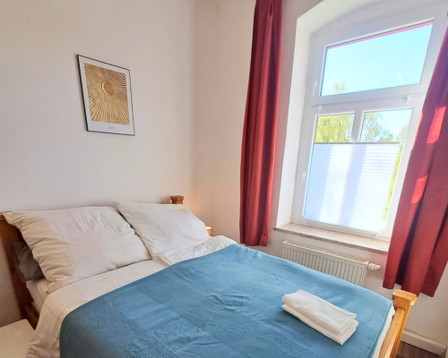 City Hideaways Ferienwohnung Mühle O1 helles Schlafzimmer